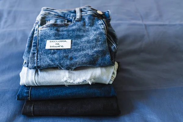 Arrumar Organizar Seu Guarda Roupa Declutter Doar Rótulo Jeans Diferentes — Fotografia de Stock