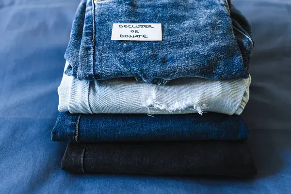 Arrumar Organizar Seu Guarda Roupa Declutter Doar Rótulo Jeans Diferentes — Fotografia de Stock