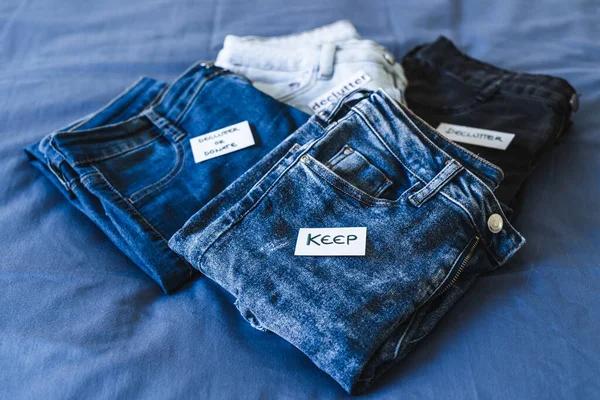 Porządkowanie Porządkowanie Garderoby Keep Declutter Etykieta Różnych Dżinsach Różnych Kolorach — Zdjęcie stockowe