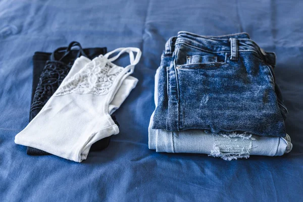 Arrumando Organizando Seu Guarda Roupa Etiqueta Minimalismo Conjunto Dois Jeans — Fotografia de Stock