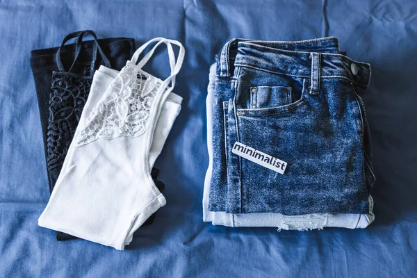 Opruimen Organiseren Van Garderobe Minimalisme Label Set Van Twee Jeans — Stockfoto