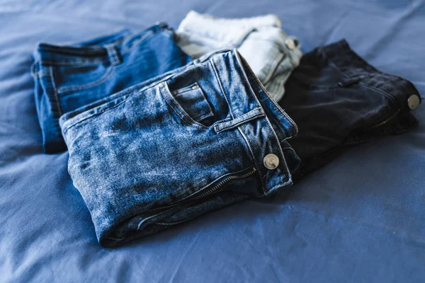Arrumando Organizando Seu Guarda Roupa Jeans Diferentes Várias Cores Denim — Fotografia de Stock