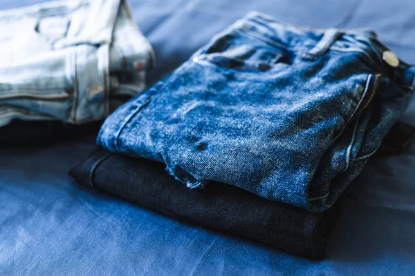 Arrumando Organizando Seu Guarda Roupa Jeans Diferentes Várias Cores Denim — Fotografia de Stock