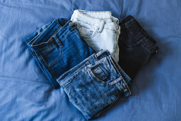 Opruimen Organiseren Van Garderobe Verschillende Jeans Verschillende Denim Kleuren Krijgen — Stockfoto