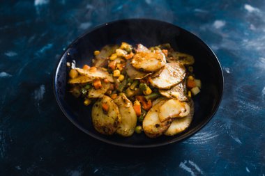 sağlıklı bitkisel yemek tarifleri konsepti, sebzeli vejetaryen patates keki ve besin maya sosu.