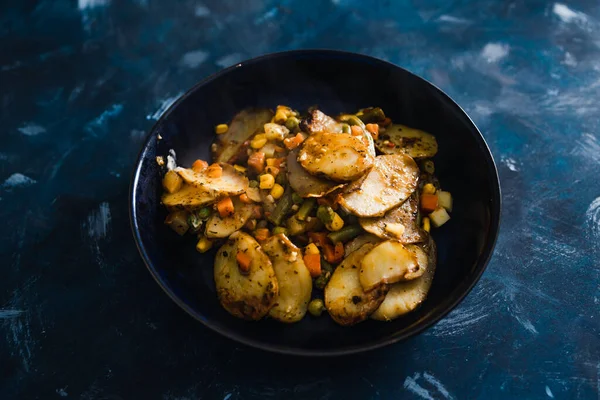 sağlıklı bitkisel yemek tarifleri konsepti, sebzeli vejetaryen patates keki ve besin maya sosu.