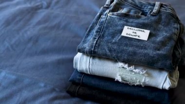 Gardırobunuzu düzenlemek, farklı kot pantolon ve kamera panolarında vs Declutter etiketini muhafaza etmek
