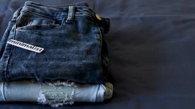 Gardırobunuzu düzenlemek, Minimalizm etiketi iki kot pantolon ve iki farklı renk ve kamera panosu.