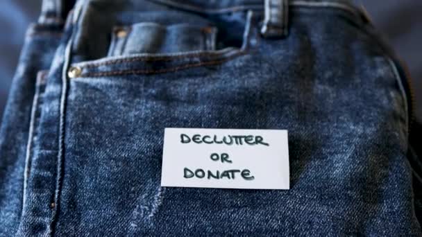 Gardırobunuzu Düzenlemek Farklı Kot Pantolonlara Farklı Renklerde Declutter Etiketi Yapıştırmak — Stok video