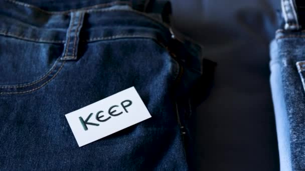 Organiseren Van Garderobe Keep Declutter Label Verschillende Jeans Verschillende Denim — Stockvideo