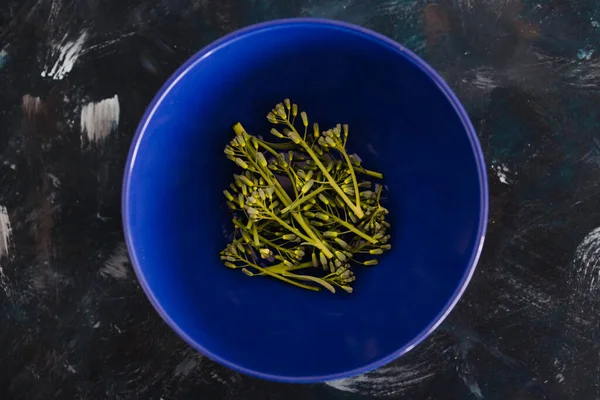 Концепція Простих Харчових Інгредієнтів Живці Брокколіні Синій Мисці — стокове фото