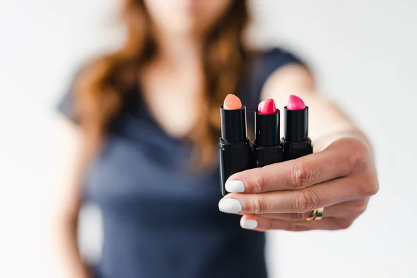 Niña Sosteniendo Lápices Labiales Delante Cámara Mostrando Producto Disparado Poca — Foto de Stock