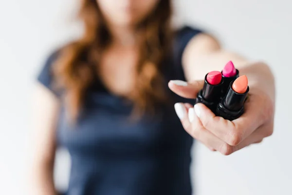 Niña Sosteniendo Lápices Labiales Delante Cámara Mostrando Producto Disparado Poca — Foto de Stock