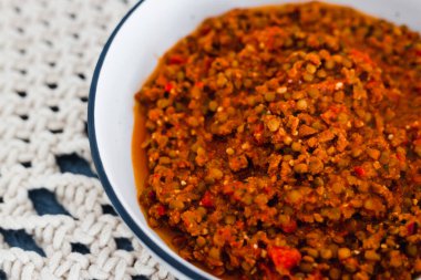 sağlıklı bitkisel yemek tarifleri konsepti, vejetaryen sucuklu ragu sosu mercimek doğranmış domates ve dokulu sebze proteini karışımı otlar ve baharatlar.