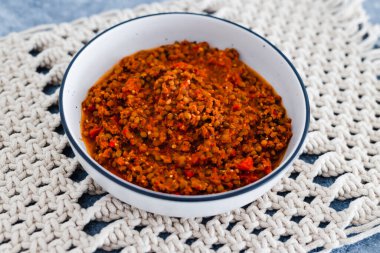 sağlıklı bitkisel yemek tarifleri konsepti, vejetaryen sucuklu ragu sosu mercimek doğranmış domates ve dokulu sebze proteini karışımı otlar ve baharatlar.