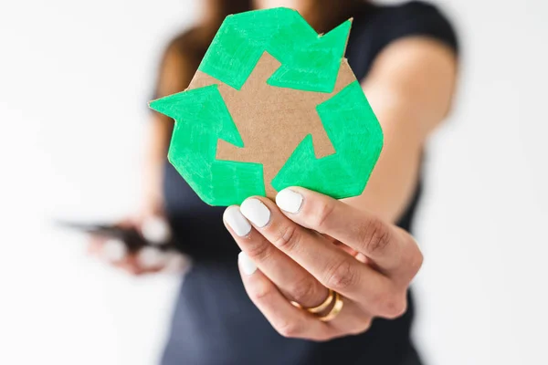 Concepto Desarrollo Sostenible Mujer Sosteniendo Cartel Reciclaje Hacia Cámara Poca —  Fotos de Stock