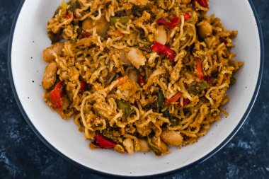 sağlıklı bitkisel yemek tarifleri konsepti, vejetaryen zencefilli erişte kavrulmuş biber ve tereyağlı fasulye.