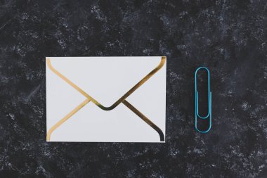 E- posta iletişimi kavramı, eklentiler için klipsli e- posta zarfı simgesi