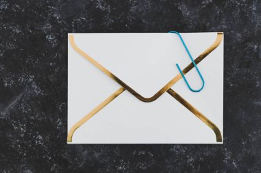 E- posta iletişimi kavramı, eklentiler için klipsli e- posta zarfı simgesi