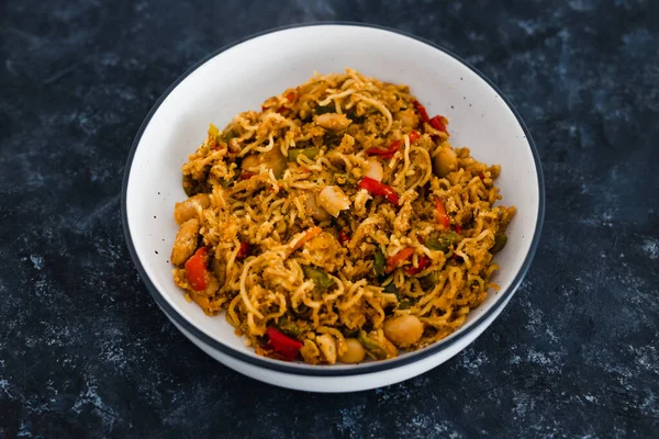 Gesundes Pflanzliches Ernährungskonzept Vegane Ingwernudeln Mit Gerösteten Paprika Und Butterbohnen — Stockfoto