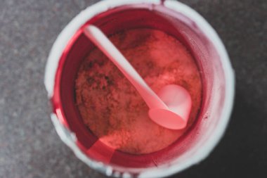 Sığ alan derinliğinde yukarıdan aşağıya doğru atılan protein tozu takviyesi kavanozunu aç