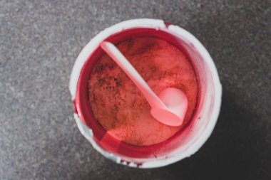 Sığ alan derinliğinde yukarıdan aşağıya doğru atılan protein tozu takviyesi kavanozunu aç