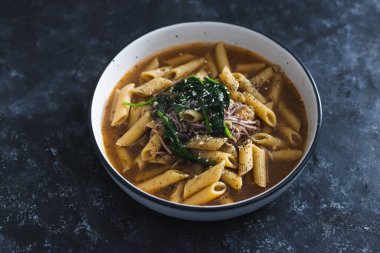 sağlıklı bitkisel yemek tarifleri konsepti, sebzeli makarna et suyu, ıspanak ve mantar soslu