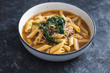 sağlıklı bitkisel yemek tarifleri konsepti, sebzeli makarna et suyu, ıspanak ve mantar soslu