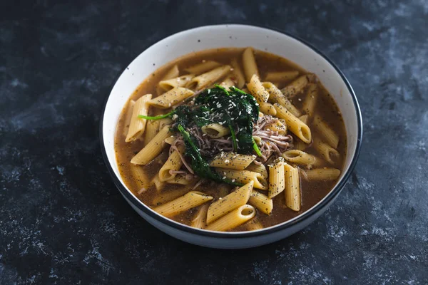 sağlıklı bitkisel yemek tarifleri konsepti, sebzeli makarna et suyu, ıspanak ve mantar soslu