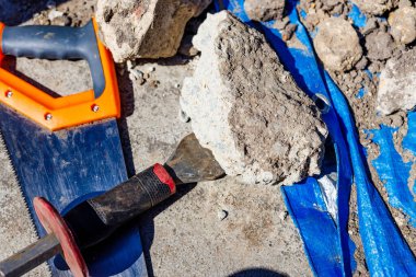 İnşaat ve peyzaj çalışmaları sırasında inşaat aletleri ile arka bahçedeki toprak ve enkaz yığınları