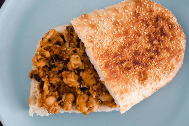 sağlıklı bitkisel yemek tarifleri konsepti, vegan tereyağlı fasulye ve paprikalı karnabahar sandviçi ve karışık baharatlar.