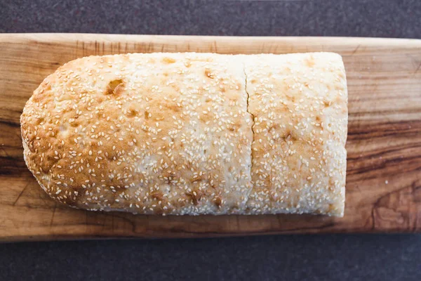 Enkla Ingredienser Koncept Färskt Turkiskt Bröd Med Sesamfrön Skärbräda — Stockfoto