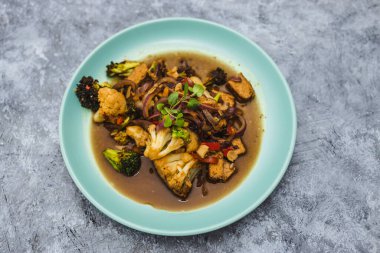 sağlıklı bitkisel yemek tarifleri konsepti, sebze yahnisi ve tempeh.