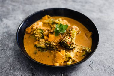 sağlıklı bitkisel yemek tarifleri konsepti, vegan karnabahar mangosu ve tempeh köri. 