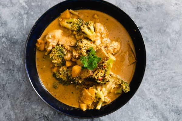 Gesundes Pflanzliches Ernährungskonzept Vegane Blumenkohl Mango Und Tempeh Curry — Stockfoto