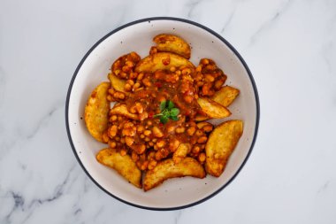 sağlıklı bitkisel yemek tarifleri konsepti, fırınlanmış fasulyeli patates dilimleri 