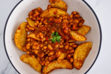 sağlıklı bitkisel yemek tarifleri konsepti, fırınlanmış fasulyeli patates dilimleri 