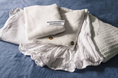Etik markalar ve adil ticaret konsepti, Sürdürülebilir Moda etiketli kıyafet yığını 