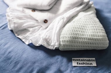 Etik markalar ve adil ticaret konsepti, Sürdürülebilir Moda etiketli kıyafet yığını 