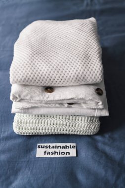 Etik markalar ve adil ticaret konsepti, Sürdürülebilir Moda etiketli kıyafet yığını 