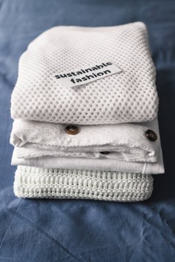 Etik markalar ve adil ticaret konsepti, Sürdürülebilir Moda etiketli kıyafet yığını 
