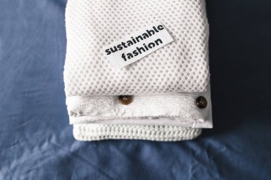 Etik markalar ve adil ticaret konsepti, Sürdürülebilir Moda etiketli kıyafet yığını 