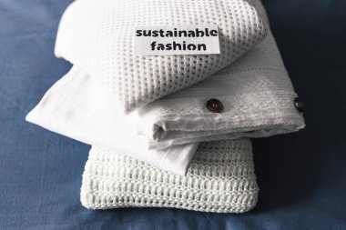 Etik markalar ve adil ticaret konsepti, Sürdürülebilir Moda etiketli kıyafet yığını 
