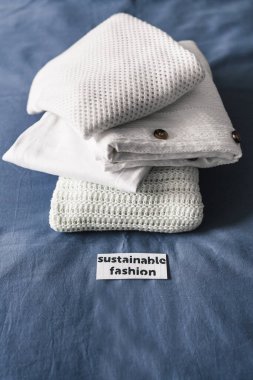 Etik markalar ve adil ticaret konsepti, Sürdürülebilir Moda etiketli kıyafet yığını 