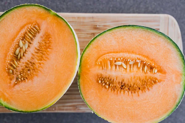 Concept Simple Ingrédients Alimentaires Gros Plan Melon Roche Sur Planche — Photo