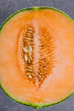 Basit gıda malzemeleri konsepti, kesme tahtasındaki kaya kavununun yakın çekimi. 