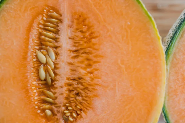 Concept Simple Ingrédients Alimentaires Gros Plan Melon Roche Sur Planche — Photo