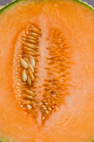 Concept Simple Ingrédients Alimentaires Gros Plan Melon Roche Sur Planche — Photo