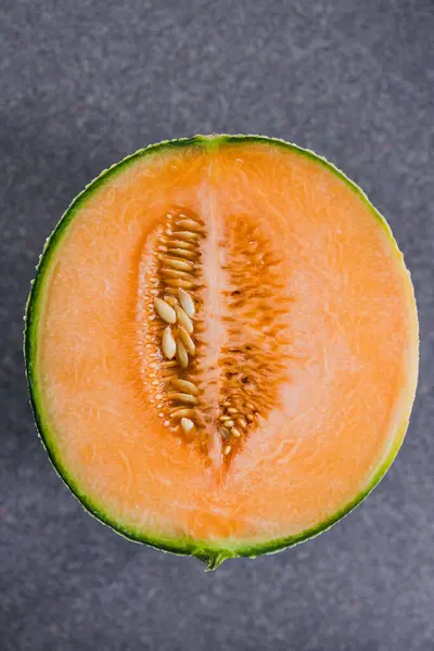 Concept Simple Ingrédients Alimentaires Gros Plan Melon Roche Sur Planche — Photo