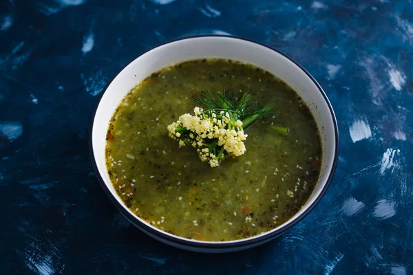 Gezonde Plantaardige Recepten Concept Veganistische Bloemkool Bladeren Prei Aardappelsoep — Stockfoto